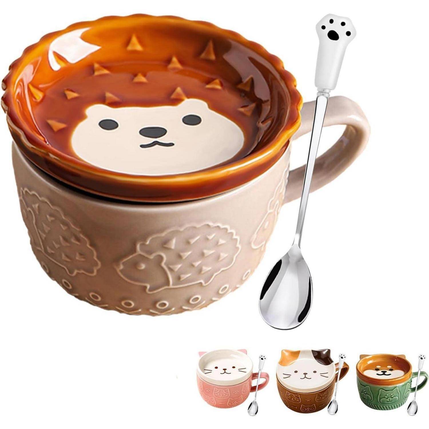 Eine braune Tasse mit einem Igeldesign auf der Außenseite und einem Igelgesicht im Inneren. Ein passlöffel mit einem pfottenförmigen Griff ist im Lieferumfang enthalten.