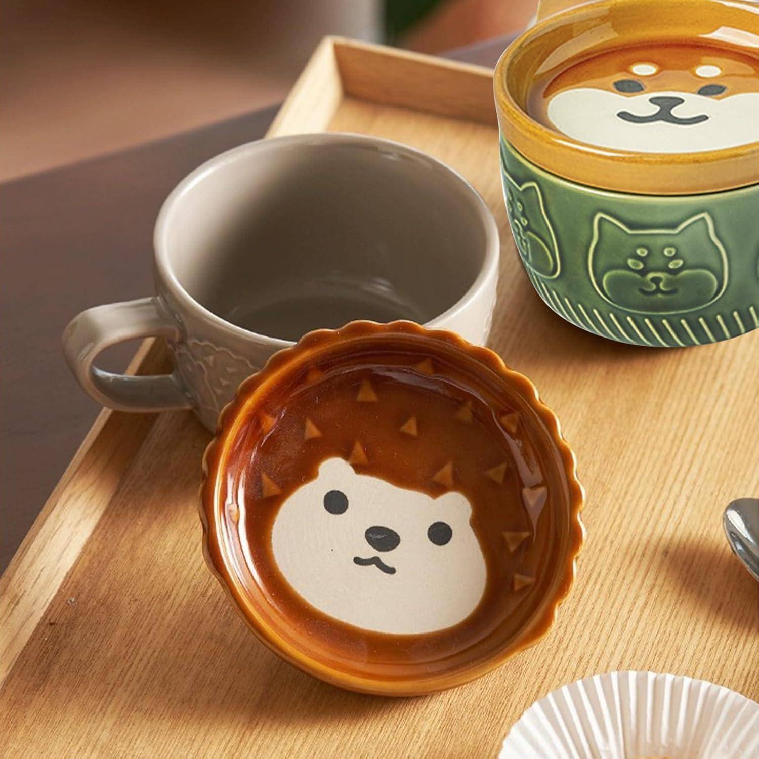 Ein Holztablett trägt eine leere Tasse und zwei Schüsseln mit niedlichen Tiergesichtsdesigns auf ihren Innenseiten und schafft so eine verspieltes Küchenszenario.