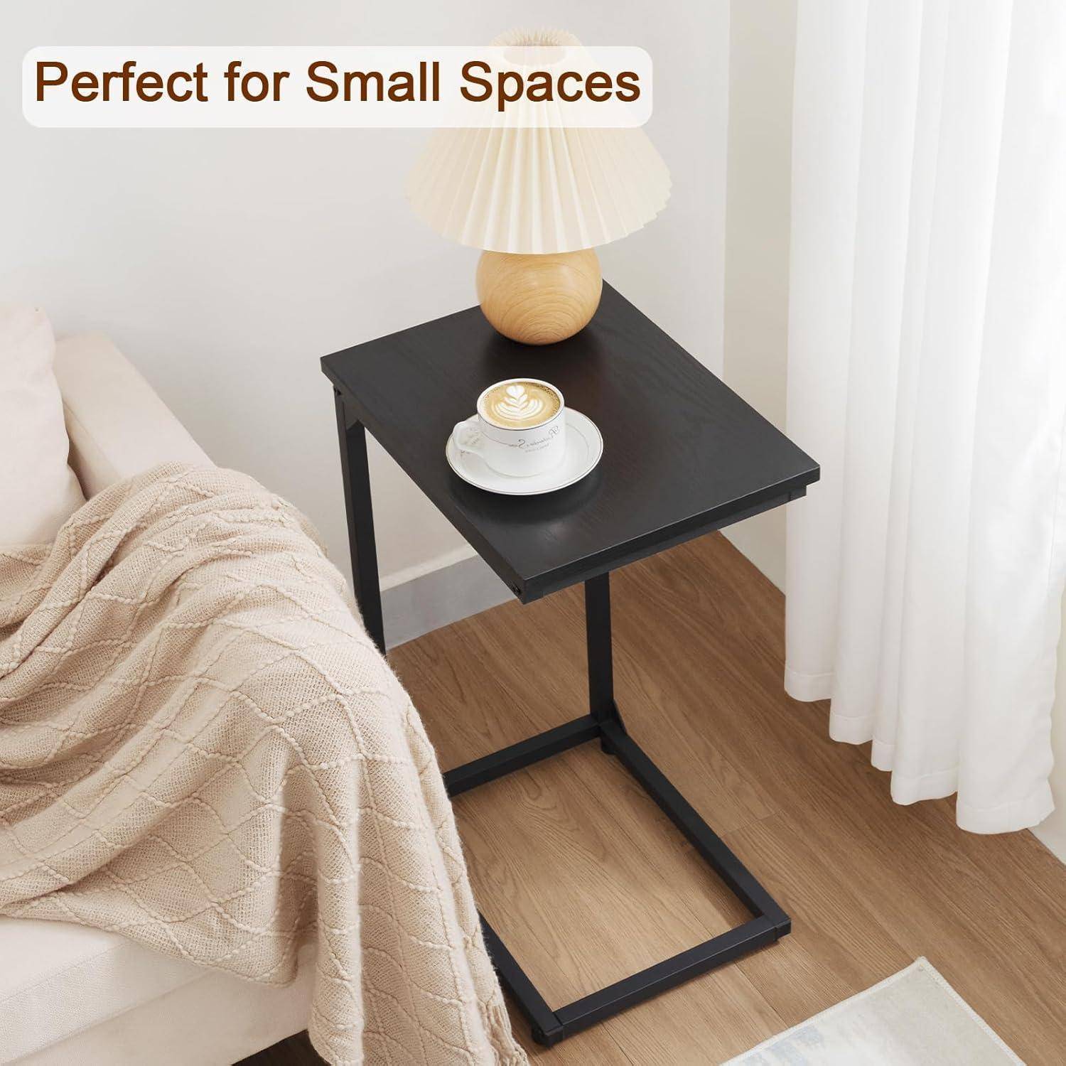 Ein kleiner, moderner schwarzer Beistelltisch mit einer Lampe, einer Tasse und einem Teller, der neben einem beigen Sofa platziert ist. Text lautet: 