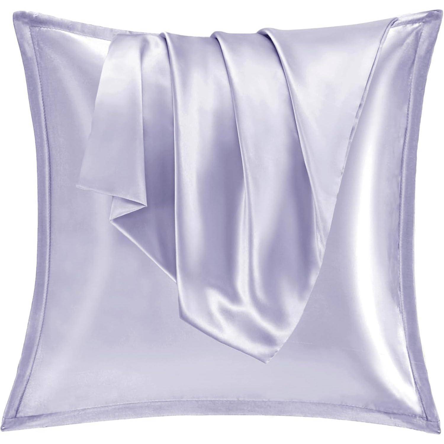 Ein glänzendes, lavendelfarfarbenes Seidenkissen mit einem eleganten, drappierten Design auf seiner Vorderseite, das eine luxuriöse und reflektierende Textur präsentiert.