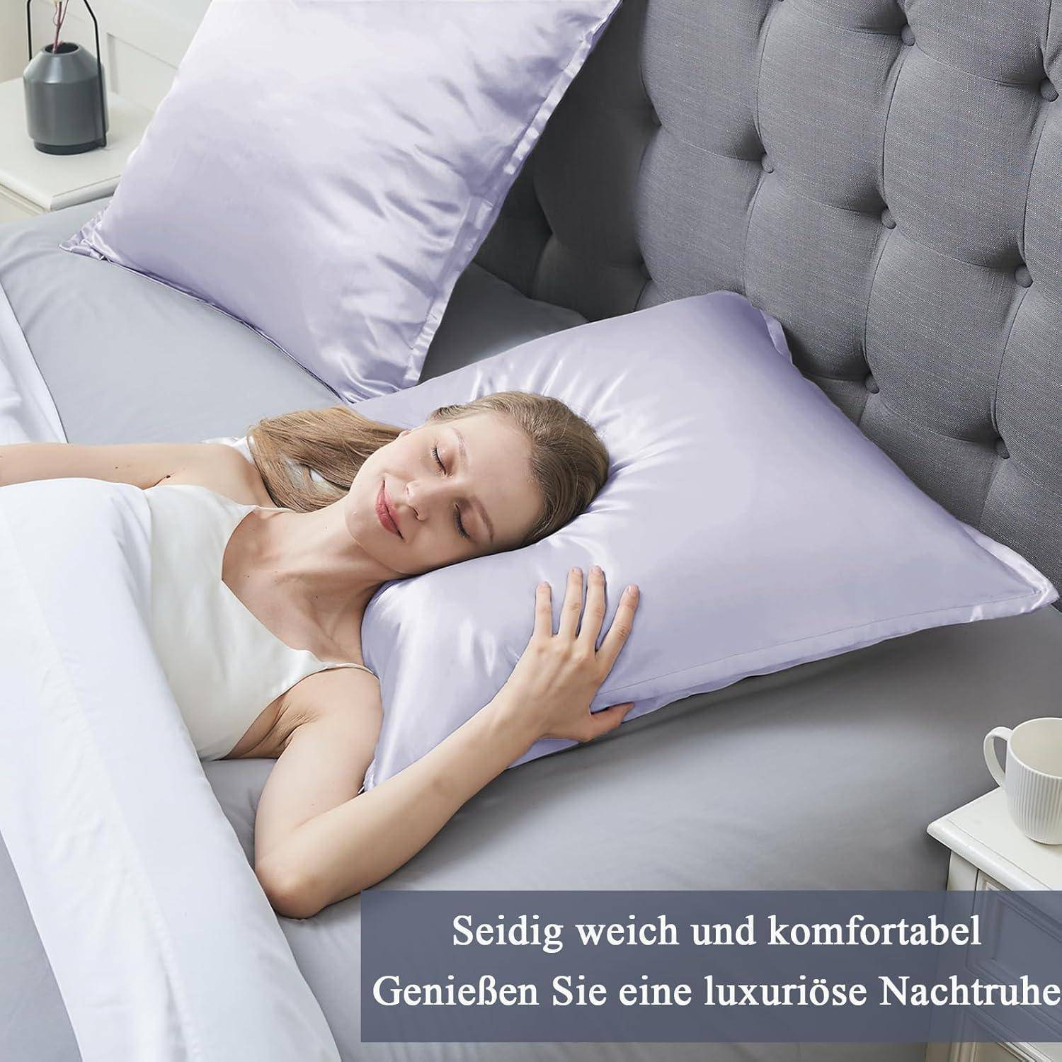 Frau schläft auf einem Bett mit Lavendel-Kissen und -Bettwäsche und bewirbt dabei Bettwäsche, die 'seidig weich und komfortabel' ist, für eine luxuriöse Nachtruhe.
