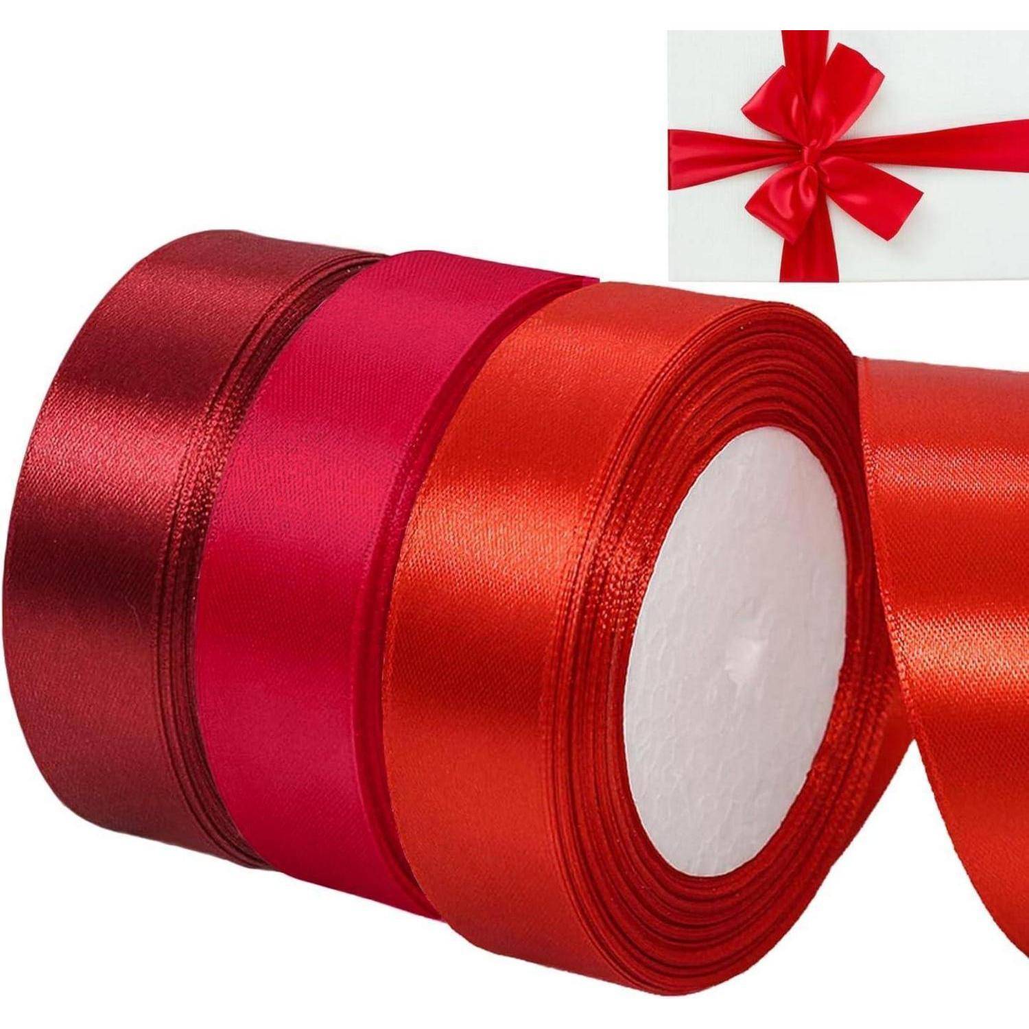 Rote Satinbänder in Rollen und eine Schleife, die Textur- und Farbvarianten für Geschenkverpackungen oder Dekorationszwecke präsentieren.