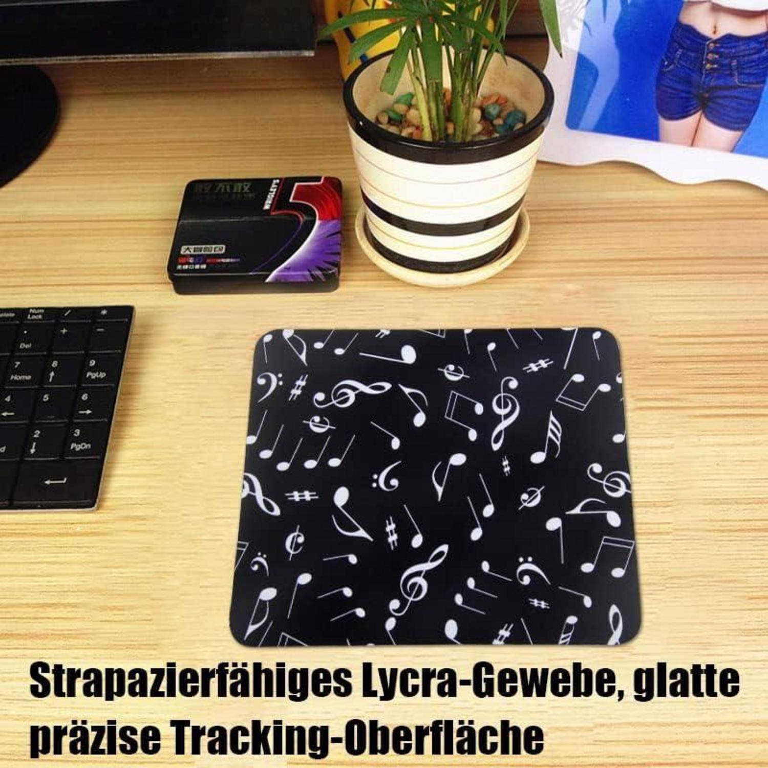 Ein Mousepad mit Musiknoten liegt auf einem Schreibtisch, neben einer kleinen Pflanze, einer Tastatur und einer Speicherkarte. Text auf Deutsch bewirbt das Lycra-Gewebe und die Tracking-Präzision.