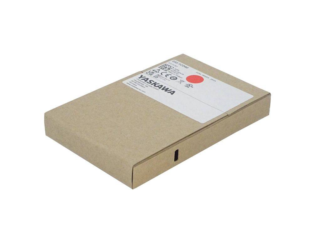 Eine geschlossene, schlichte Kartonbox mit einem weißen Etikett, das die Aufschrift 