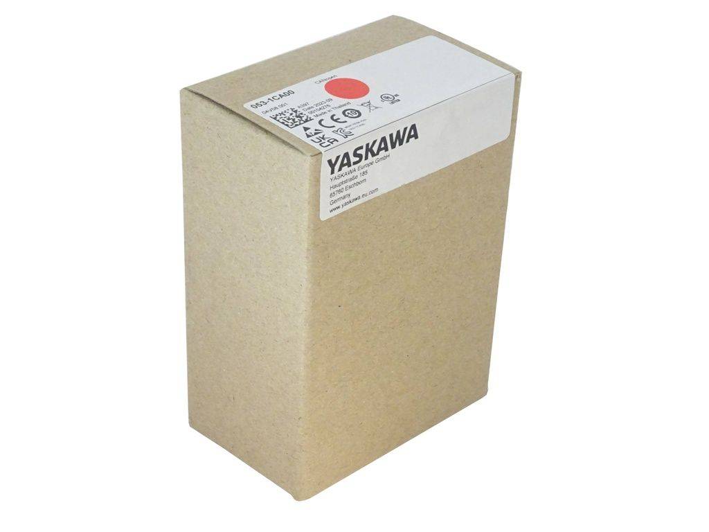 Verpackungskarton von 'Yaskawa' mit Etikett, das die Modellnummer, Handhabungssymbole und Firmendetails zeigt.