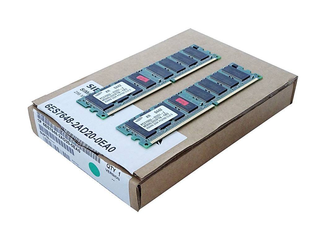 Eine Schachtel mit der Beschriftung '6ES7648-2AD20-0EA0', auf der zwei SIMATIC-Speichermodule mit Schaltkreisen und Beschriftungen platziert sind.