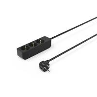Ein schwarzes Mehrfachsteckdosenleiste mit drei Steckdosen und einem langen angeschlossenen Kabel, entwickelt für elektrische Geräte.