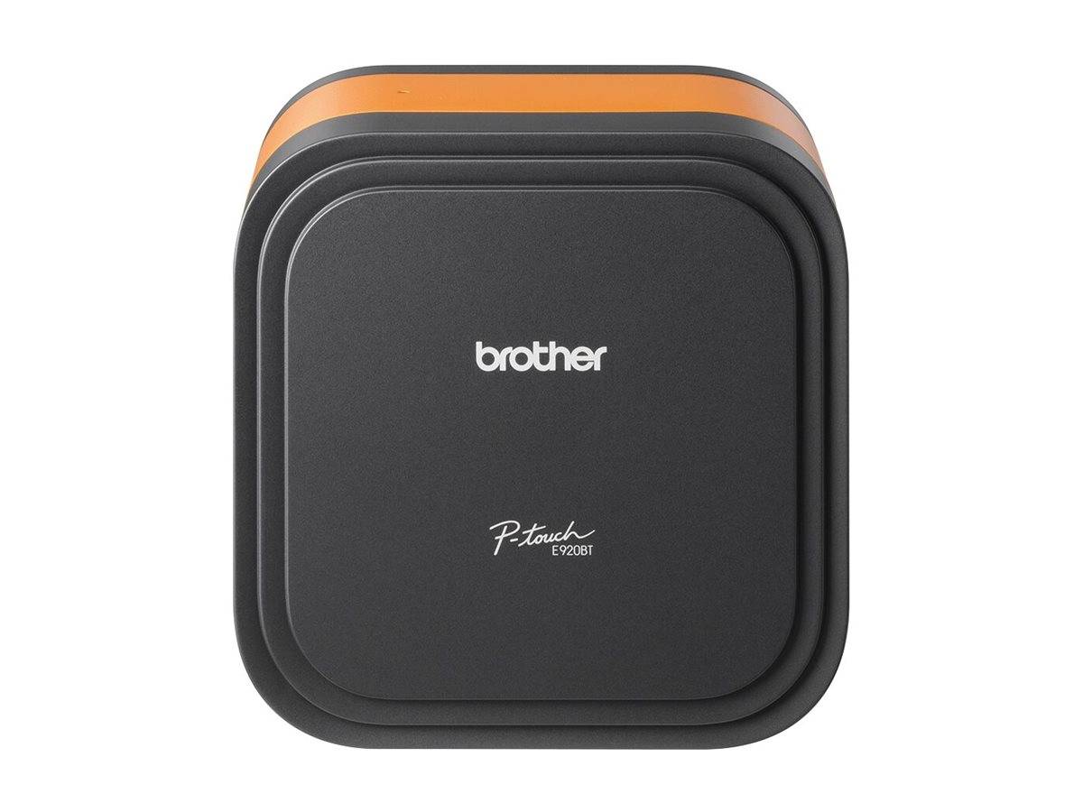 Vorderansicht eines schwarzen Brother P-touch Etikettendruckers mit orangefarbenen oberen Akzenten auf weißem Hintergrund.