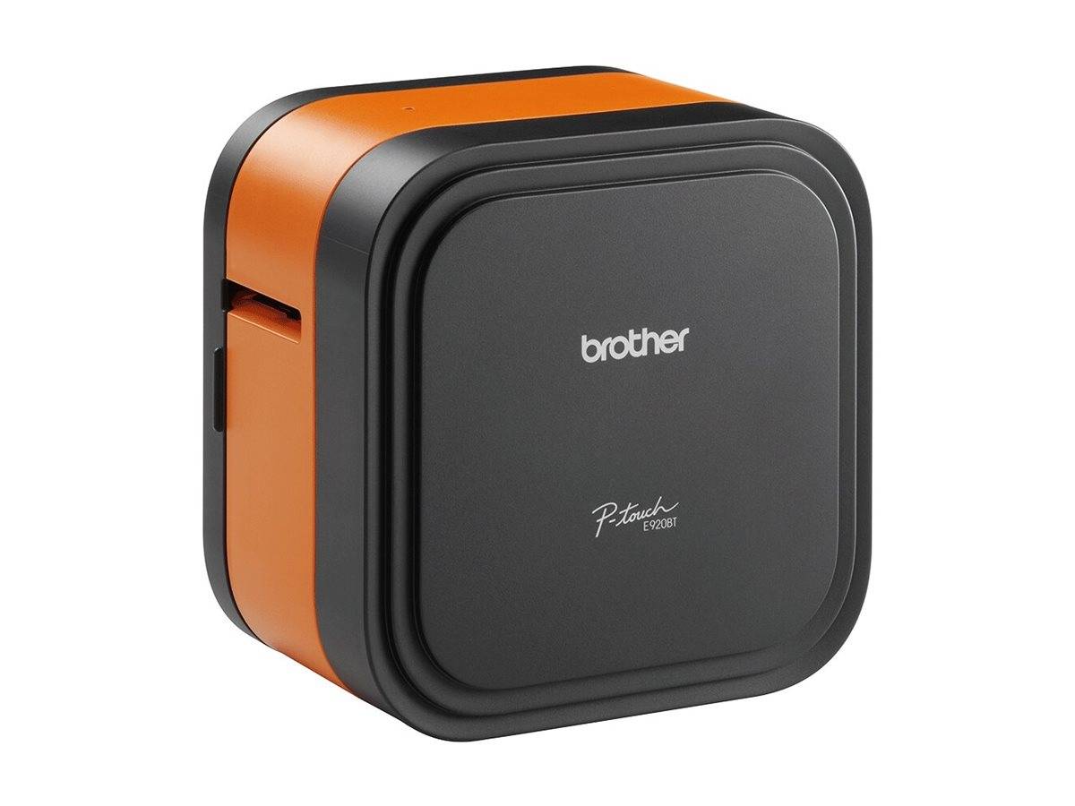 Kompakte Brother P-touch Etikettendrucker in Schwarz und Orange, abgebildet in einer produktbezogenen Seitenansicht.