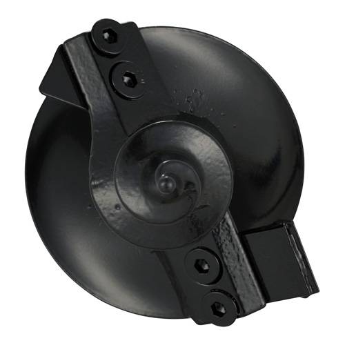 Eine Nahaufnahme eines schwarzen Metallrads mit einem gebogenen Haltewinkel und Schrauben, ausgelegt für Industriemaschinen oder -ausrüstung.