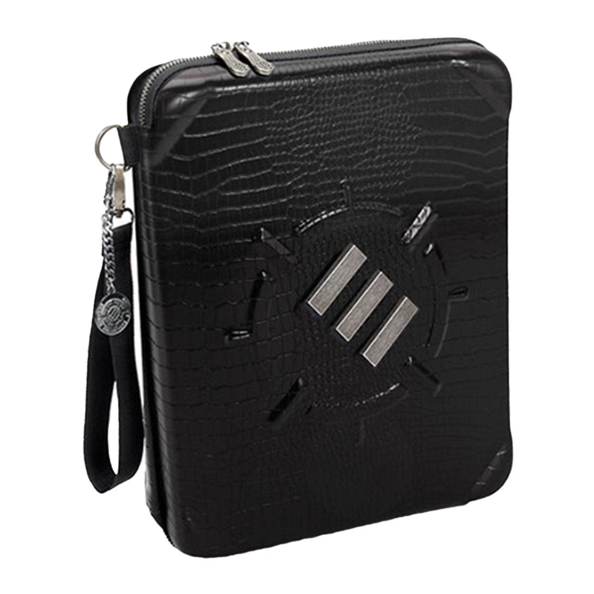 Ein schwarzes strukturiertes Notizbuch-Etui mit einem metallischen Emblem und einem Handgelenkband, ausgestattet mit einem Reißverschluss und einem eleganten Design.