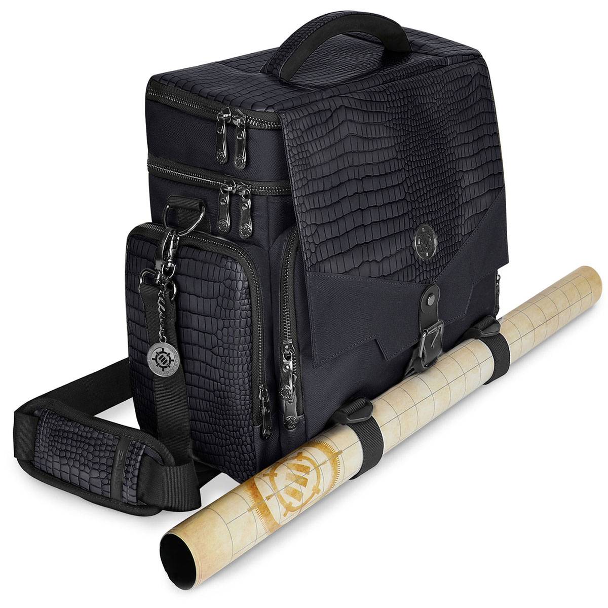 Ein schwarzer, strukturierter Rucksack mit mehreren Reißverschlusskompartimenten und einem Seitenriemen, der eine aufgerollte, beige Blaupausenhülse festhält.