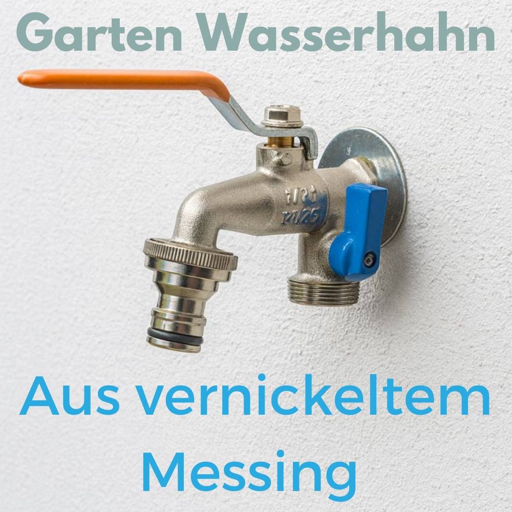 Ein Gartenwasserhahn mit einem orangefarbenen Hebel und blauem Griff, an einer Wand befestigt. Der deutsche Text liest sich: 'Garten Wasserhahn Aus vernickeltem Messing'.