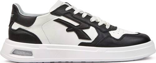 Eine Nahaufnahme eines schwarz-weißen Sneakers mit dicken weißen Schnürsenkeln und einem markanten Zickzack-Muster. Die Sohle ist klobig und weiß.