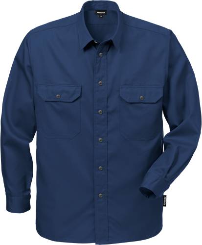 Ein marineblau Langarmhemd mit Knopfleiste und zwei Brusttaschen, von vorne dargestellt.
