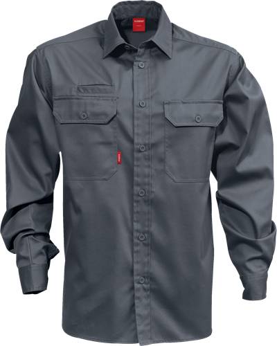 Ein graues Langarmshirt mit Knopftaschen und einem kleinen roten Etikett. Das Shirt wird vor einem schlichten schwarzen Hintergrund präsentiert.