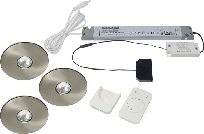 LED-Unterbauleuchten-Set mit drei runden Leuchten, Netzteil, Fernbedienung und Befestigungszubehör für einfache Installation.