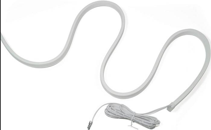 Ein aufgerolltes weißes LED-Streifenlicht mit angeschlossenem Netzkabel wird vor einem weißen Hintergrund gezeigt.