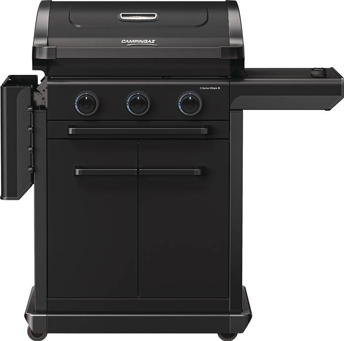 Ein schwarzer Outdoor-Gasgrill mit drei Bedienknöpfen, einem Seitenbrenner und einem Stauraum-Schrank darunter. Ausstattung mit elegantem, modernem Design.