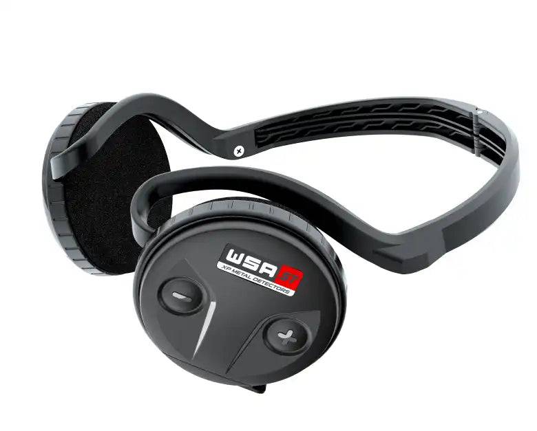 Schwarzer kabelloser Kopfhörer-ähnlicher Metalldetektor mit Over-Ear-Design, rundem Ohrmuschelsteuergerät und gepolstertem Kopfbügel auf weißem Hintergrund