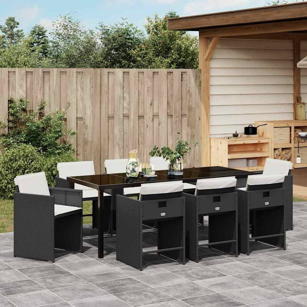 Eine Terrasse im Freien mit einem schwarzen Essgruppe für sechs Personen auf einer gefliesten Oberfläche, angrenzend an einen Holzzaun und eine kleine Struktur mit einem Grill.