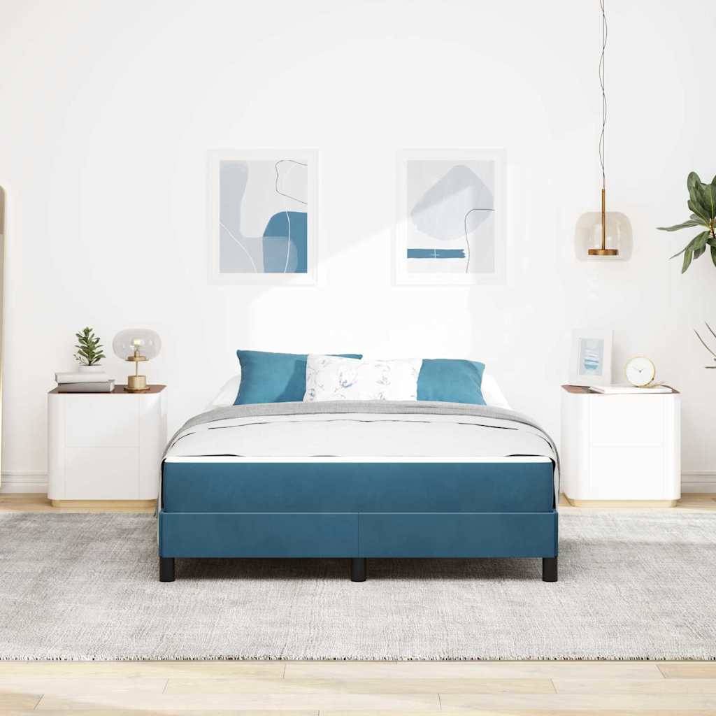 Ein modernes Schlafzimmer mit einem blauen Bett, das auf einem grauen Teppich zentriert ist. Die minimalistische Dekoration umfasst Pflanzen, Kunstwerke und Pendelleuchten über weißen Nachttischen.