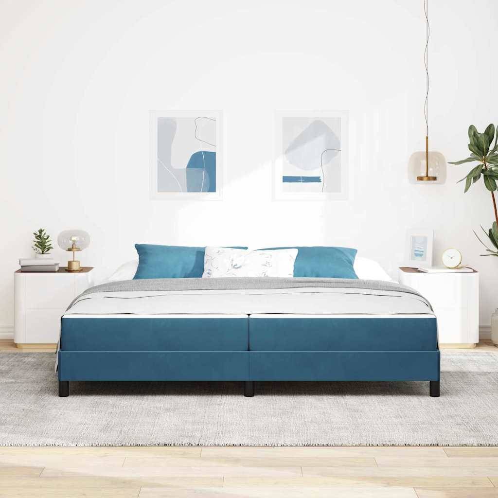 Ein ordentlich gemachtes Bett mit blau-weißer Bettwäsche auf einem grauen Teppich in einem modernen Schlafzimmer; ausgestattet mit schlanken Nachttischen und Wandkunst.