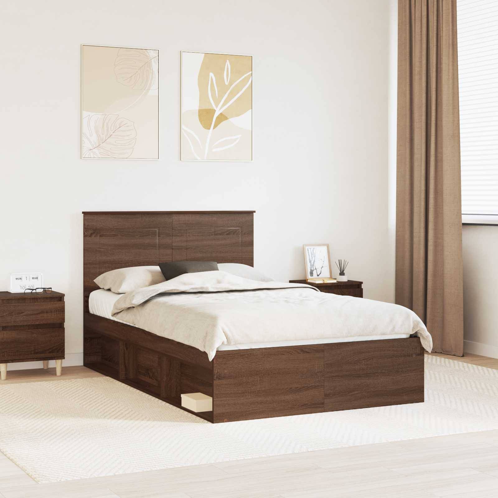 Ein minimalistisches Schlafzimmer mit einem Holzbett, beigefarbener Bettwäsche und passenden Nachttischen. Weiches natürliches Licht fällt durch das Fenster mit beigen Vorhängen.