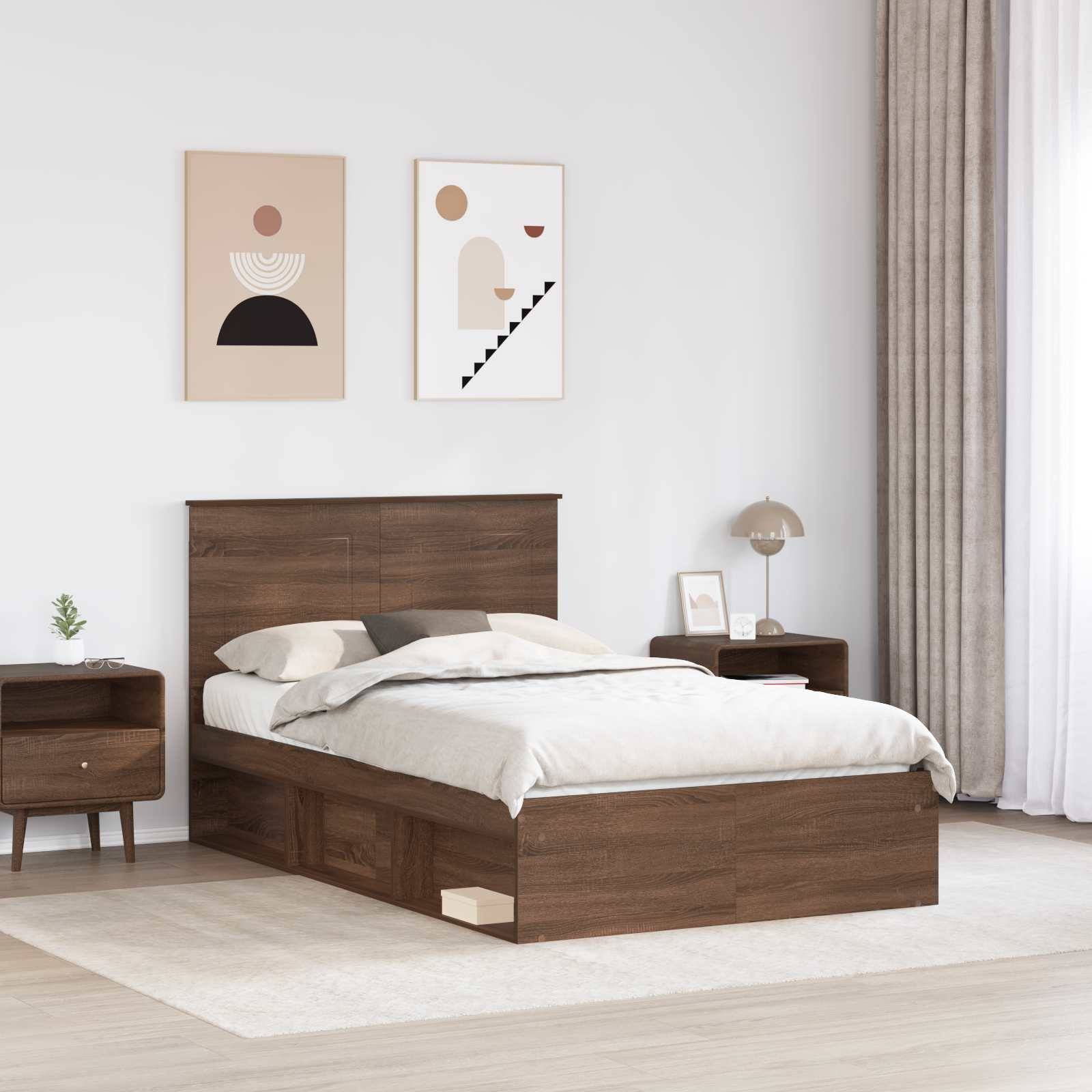 Ein modernes Schlafzimmer zeigt ein Holzbett mit neutraler Bettwäsche, zwei Nachttischen mit Lampen und minimalistischer Kunst an der Wand.