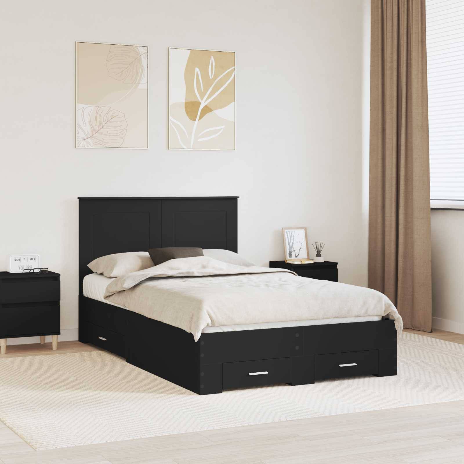 Ein Schlafzimmer mit einem schwarzen Bett mit beigefarbener Bettwäsche, zwei Schubladen darunter, zwei Nachttischen, moderner Kunstwerk darüber und einem Vorhang.