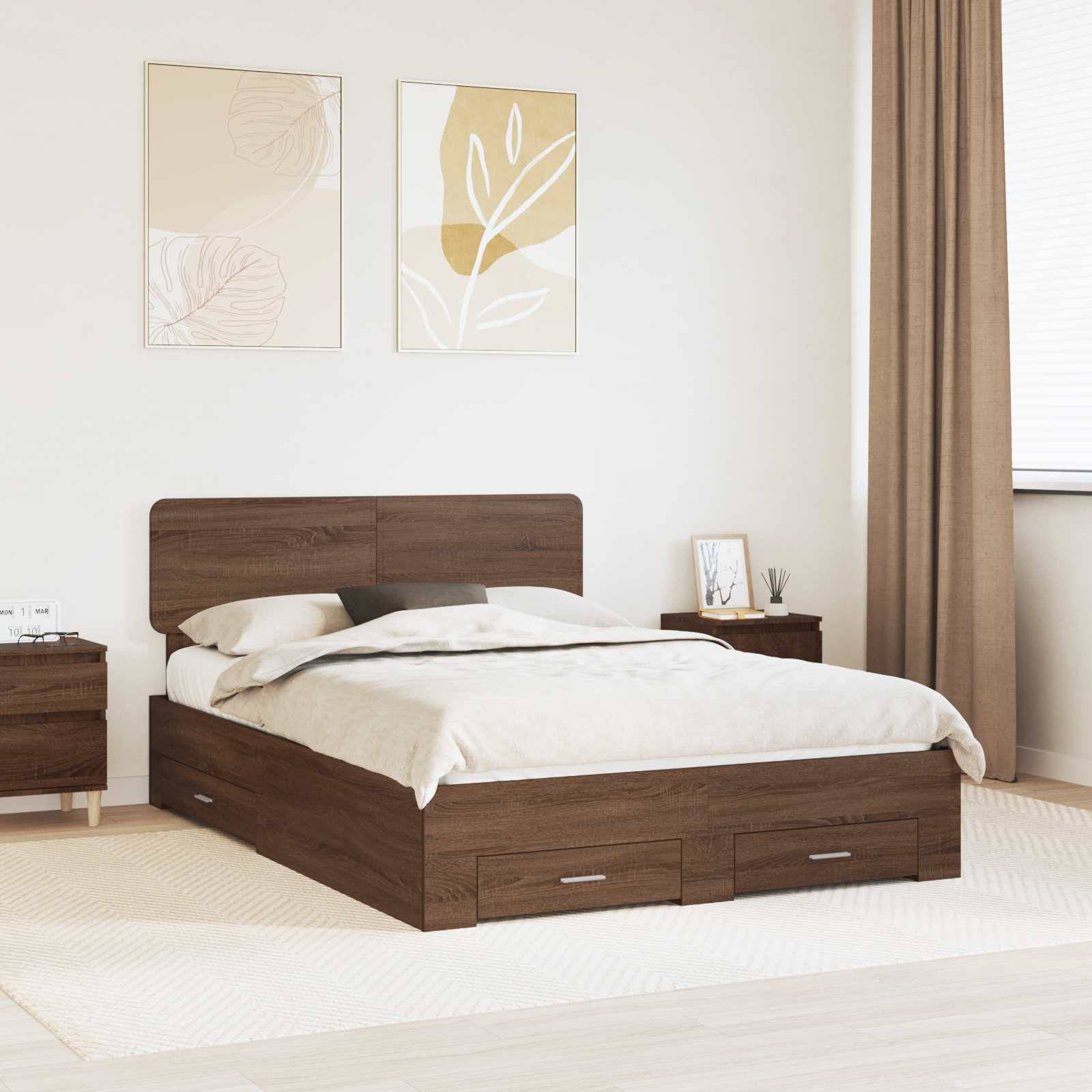 Ein modernes Schlafzimmer zeigt ein Holzbett mit neutraler Bettwäsche, zwei Nachttischen, abstrakter Kunst und einem großen Fenster mit beigen Vorhängen.