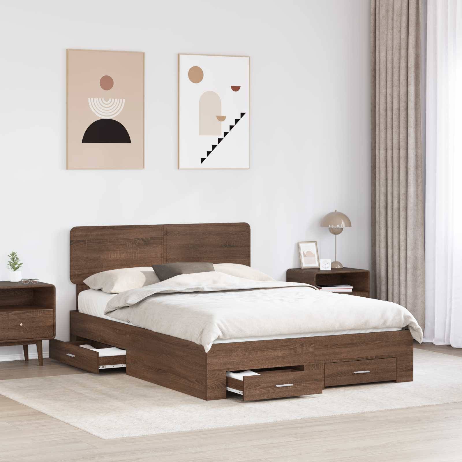 Ein modernes Schlafzimmer mit einem Holzbett mit Aufbewahrungsschubladen, zwei Nachttischen, einer Lampe, abstrakter Wandkunst und einem großen Fenster mit Vorhängen.
