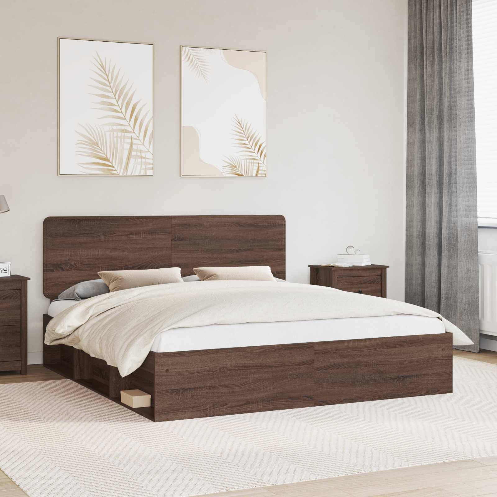 Ein modernes Schlafzimmer mit einem Holzbett, das mit weißer Bettwäsche bezogen ist und von passenden Nachttischen flankiert wird. Zwei gerahmte abstrakte Kunstwerke hängen darüber.