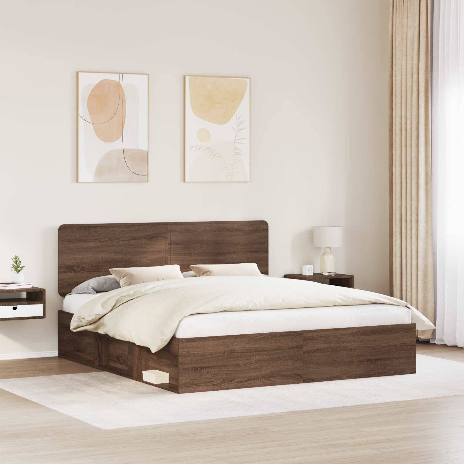 Ein minimalistisches Schlafzimmer zeigt ein Holzbett mit weißer und beiger Bettwäsche, einen schwebenden Nachttisch, zwei abstrakte Wandkunstwerke und ein großes Fenster mit Vorhängen.