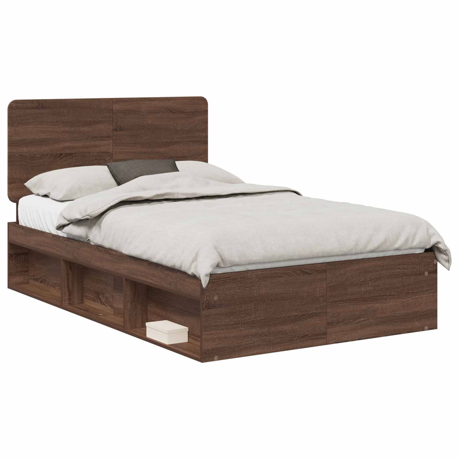 Ein Holzbettgestell mit Kopfteil, Stauraumregalen darunter und einem ordentlich gemachten Bett mit weißer und grauer Bettwäsche.