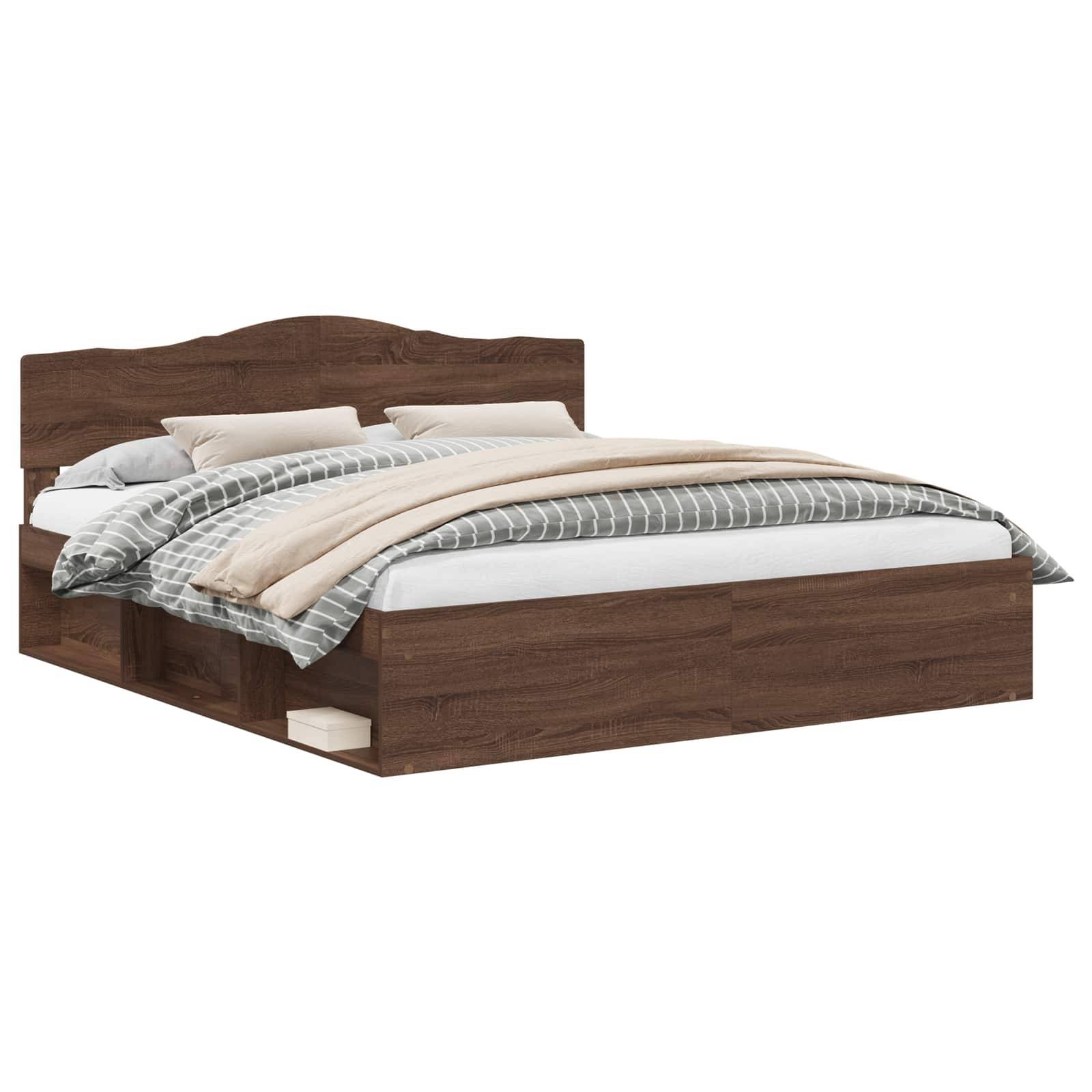 Ein Holz-Doppelbett mit Stauraum unter dem Bett, ordentlich gemacht mit weißen Laken, einer beigen Bettdecke und mehreren Kissen obenauf.