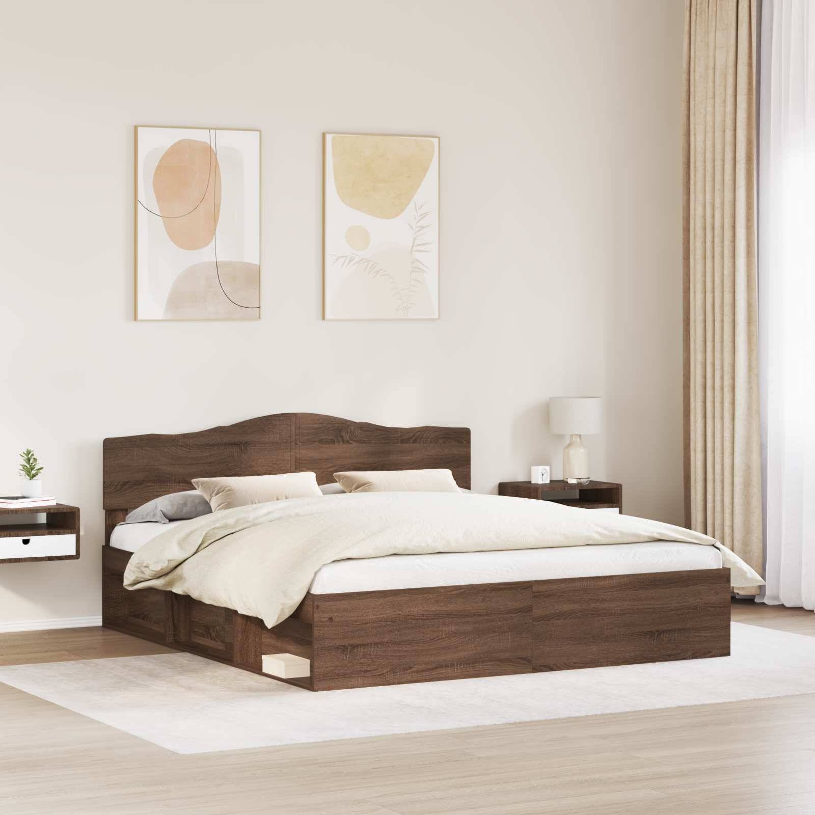 Ein gemütliches Schlafzimmer mit einem Holzbett, zwei abstrakten Kunstwerken über dem Kopfteil, einem weißen Teppich und natürlichem Licht, das durch die Vorhänge hereinfiltert.