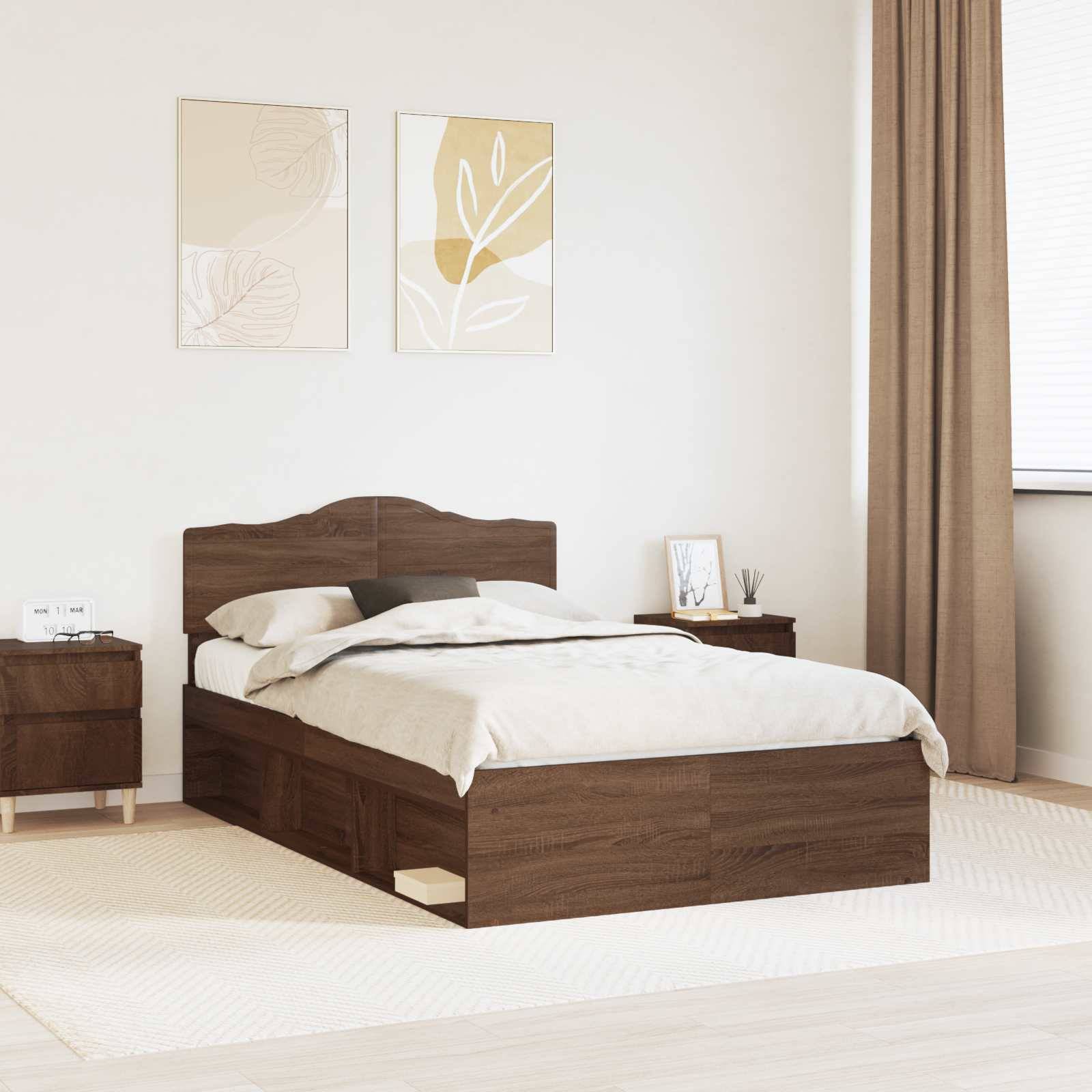 Ein ordentlich angeordnetes Schlafzimmer mit einem Holzbett, beigefarbener Bettwäsche, zwei Nachttischen und zwei abstrakten Kunstwerken über dem Bett. Natürliches Licht fällt durch ein Fenster.