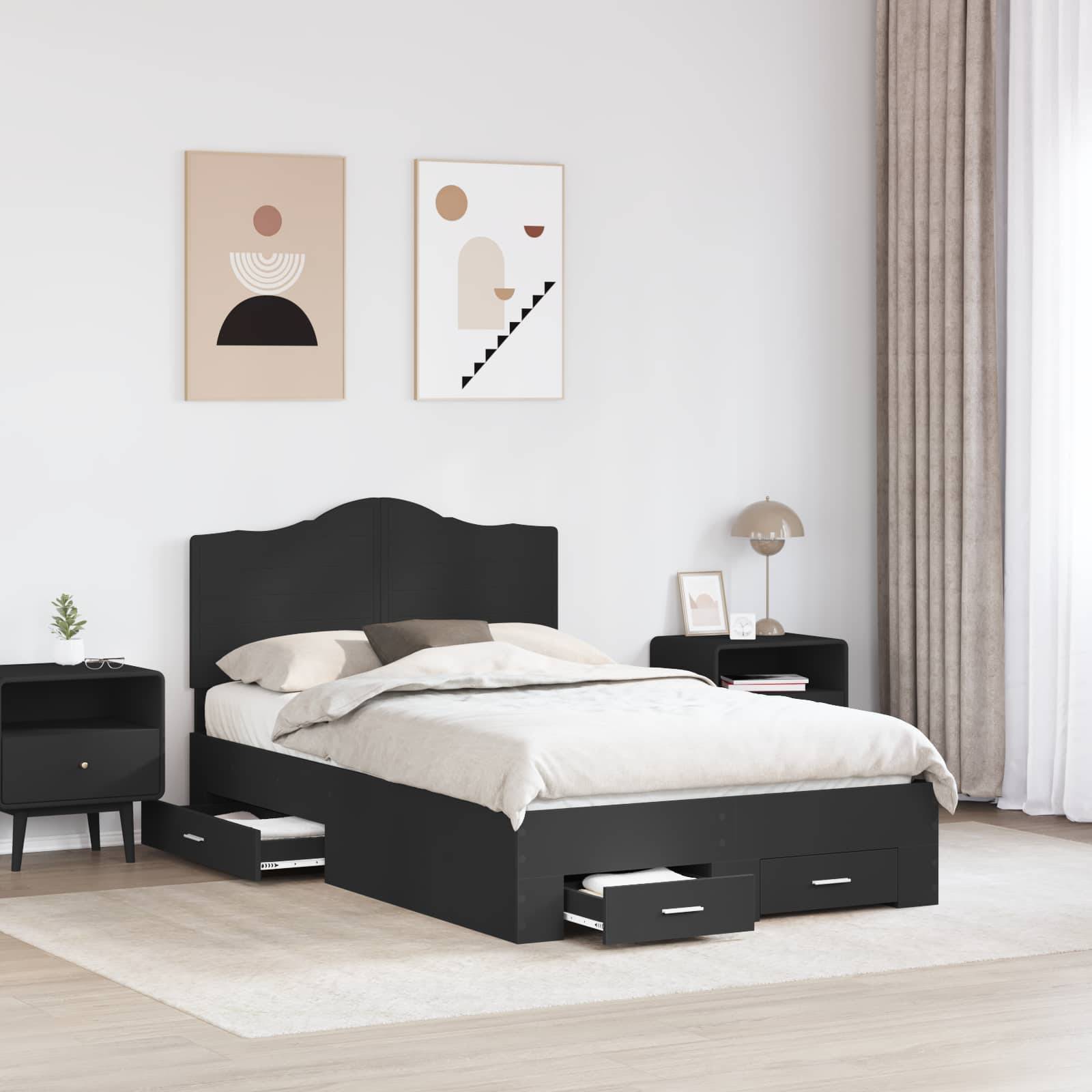 Ein modernes Schlafzimmer mit einem schwarzen Bett, das Schubladen mit Stauraum bietet, zwei passende Nachttische und minimalistische Kunst an der Wand. Neutrale Dekorationstöne.