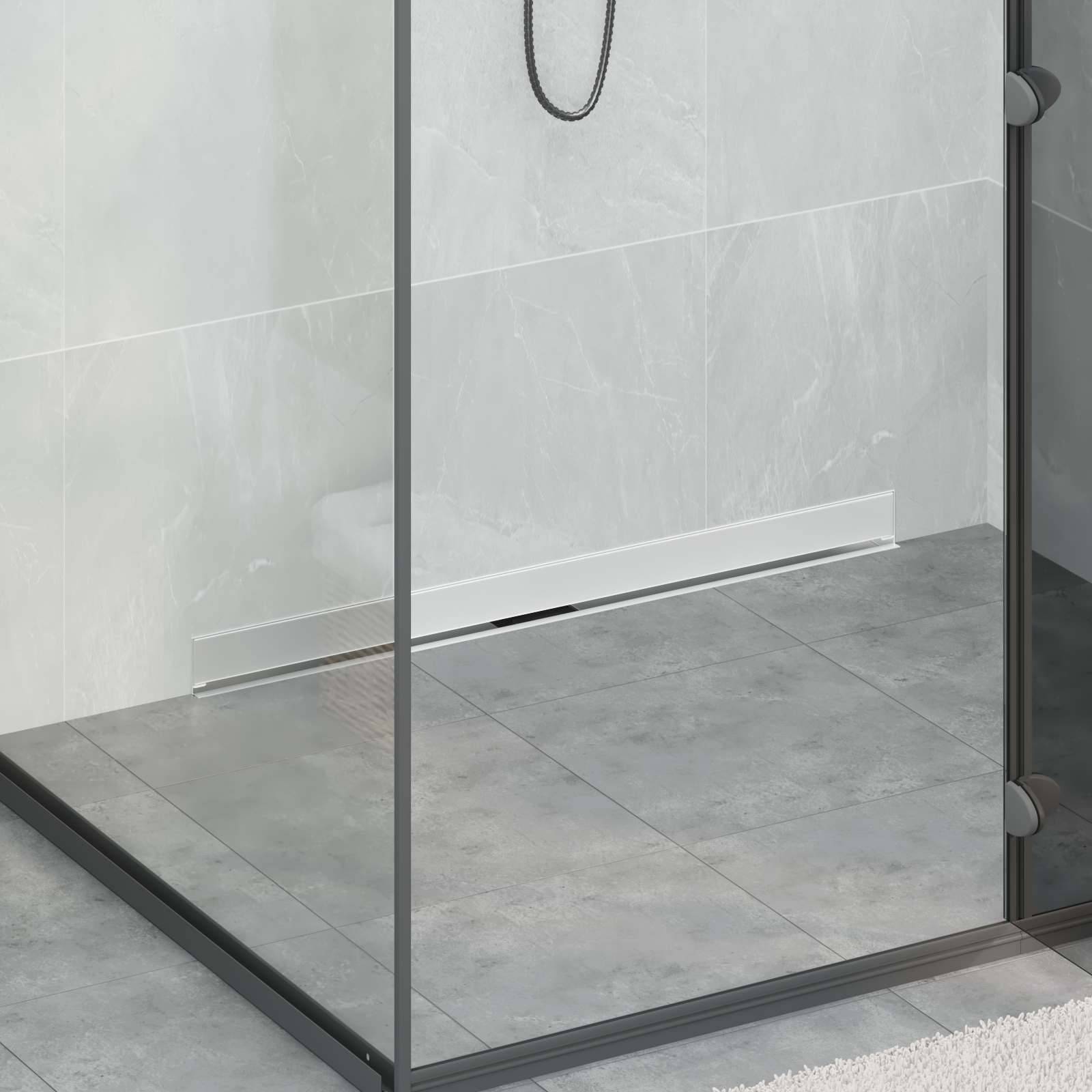 Eine moderne Glasdusche mit grauen Fliesen an Wänden und Boden, einem verchromten Duschkopf und einem elegantem Griff an der Tür.