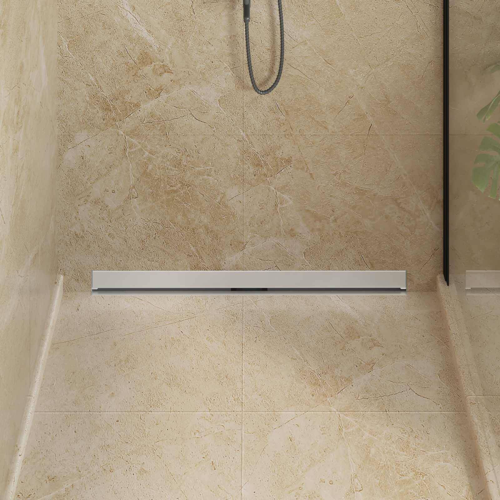 Minimalistisches, beiges gefliestes Duschbad mit linearem Ablauf und Regendusche.