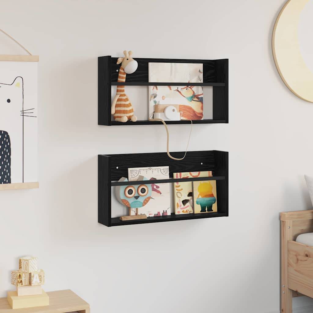 Wandregale mit Spielzeugen und Bilderbüchern, darunter eine Giraffe und eine Eule, schmücken ein Kinderzimmer mit einem Spiegel und katzenmotivierter Kunst.