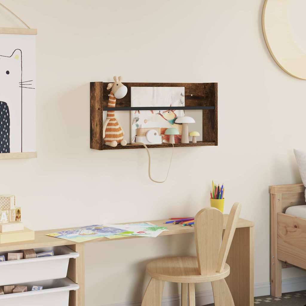 Ein Kinderarbeitsbereich mit einem Holzregal, das Bücher und Spielzeugpilze trägt. Darunter steht ein Tisch mit einem Stuhl und Malutensilien in der Nähe eines Bildes.