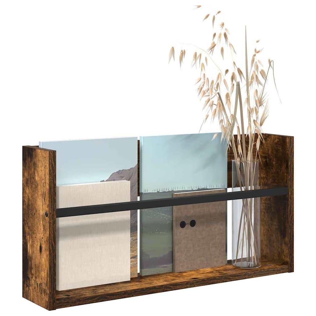 Holzwandregal, das dekorative Bücher und eine hohe Vase mit getrockneten Gräsern trägt und einen minimalistischen Wohnungsstil andeutet.