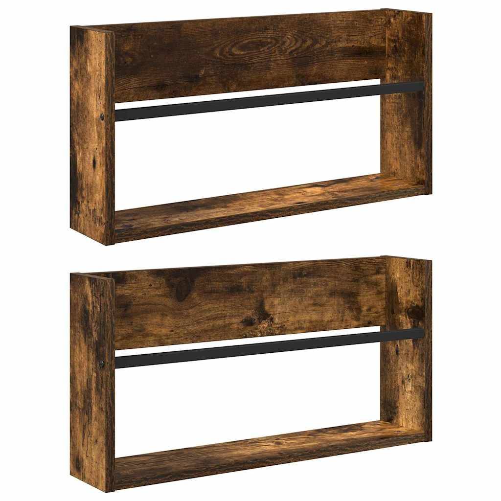Zwei rustikale Wandregale aus Holz mit schwarzen Metallstangen, konzipiert zum Aufbewahren von Büchern oder kleinen Dekorationsgegenständen, präsentiert vor einem weißen Hintergrund.