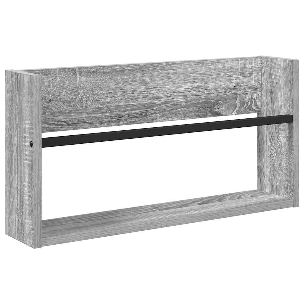Ein rechteckiges Holzwandregal mit einer verwitterten grauen Oberfläche und einer schwarzen Metallstange an der Vorderseite, konzipiert für Aufbewahrung oder Präsentation.