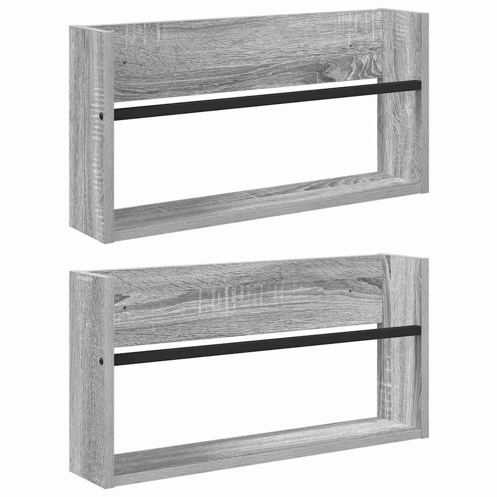 Zwei Holzwandregale mit schwarzen Metallstangen, vertikal angeordnet. Die Regale haben eine rustikale graue Oberfläche.
