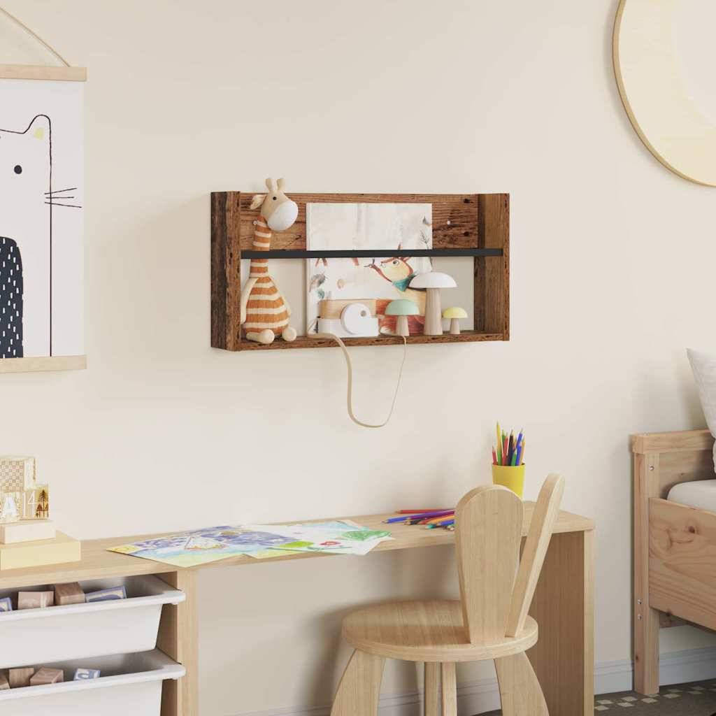 Ein Kinderzimmer mit einem Holzschreibtisch und Stuhl. Die Wanddekoration umfasst eine Katzenzeichnung und ein kleines Regal mit Spielzeugen. Ein Bett ist auf der rechten Seite teilweise sichtbar.
