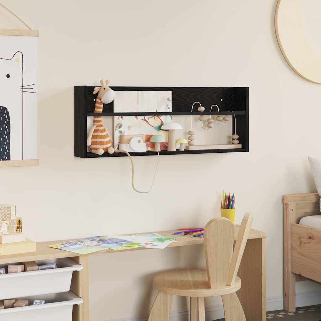 Kinderzimmer mit einem Holzschreibtisch, einem Hocker, einem Wandregal mit Spielzeugen und einer gerahmten Katzenillustration. Weiche Farben schaffen eine verspielter Atmosphäre.