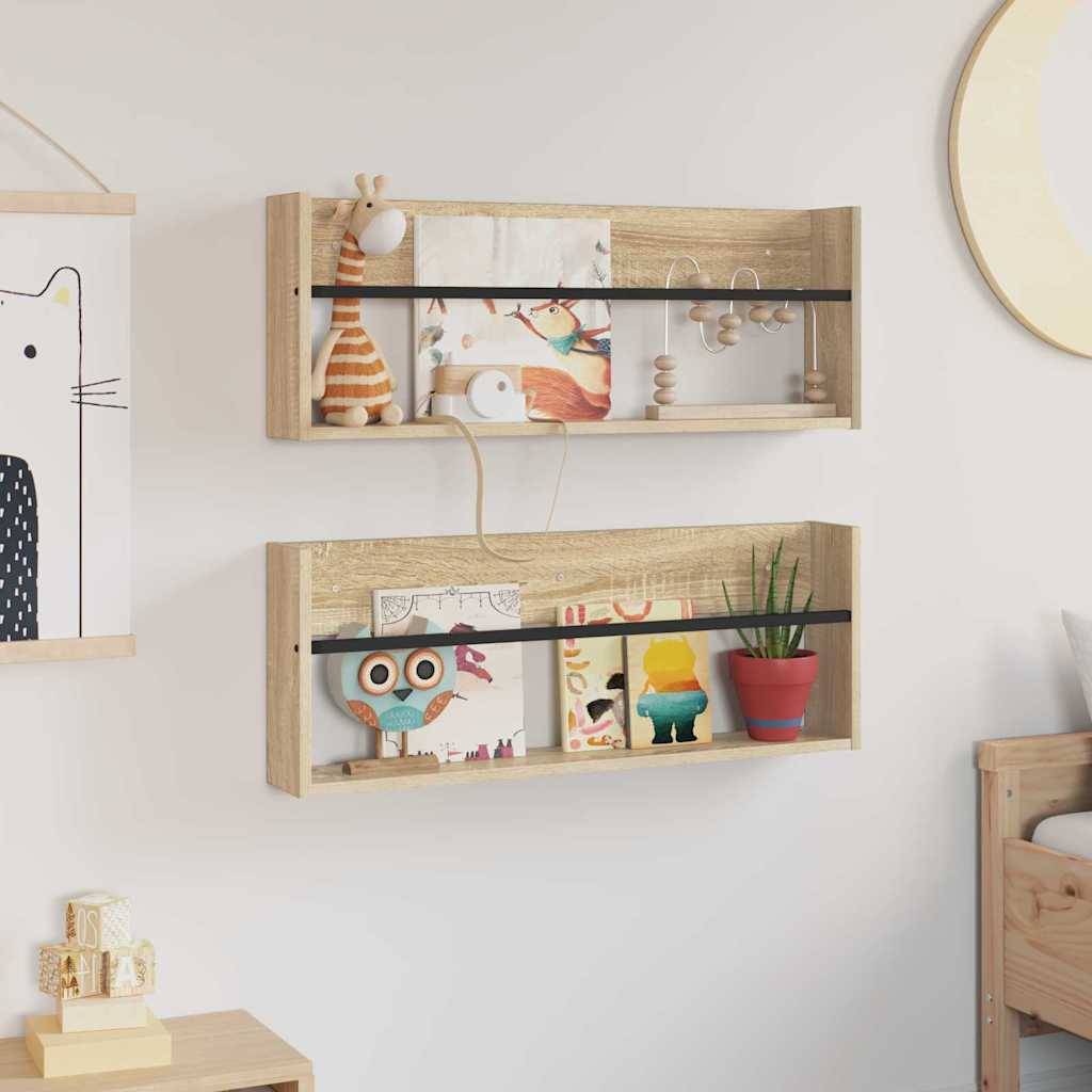 Zwei Holzregale präsentieren Kinderbücher und Spielzeug; ein gerahmte Zeichnung einer Katze hängt in der Nähe. Eine gemütliche, minimalistische Einrichtung wird betont.